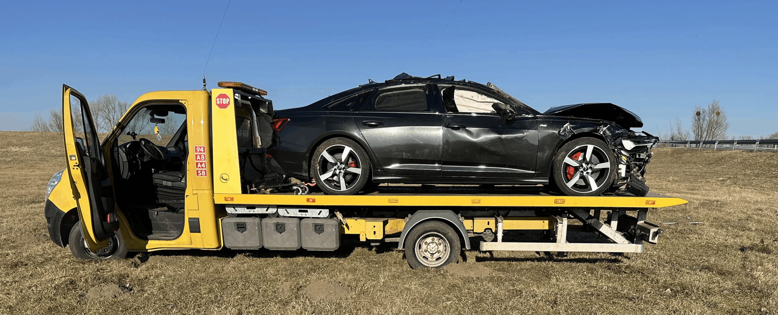 Samoch&oacute;d po wypadku na lawecie