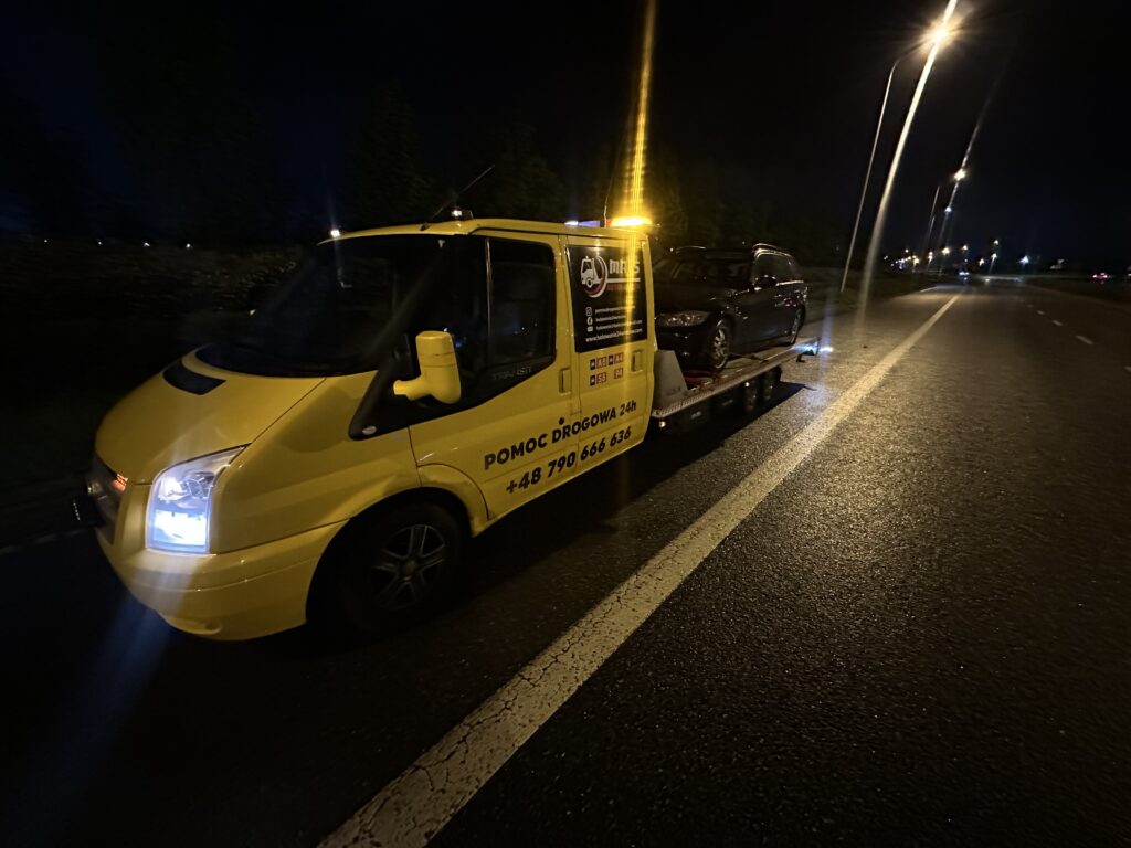 Samochód po wypadku na lawecie w nocy