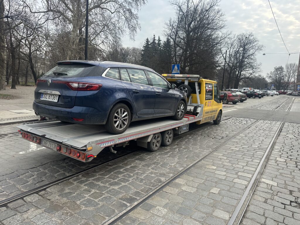 Samochód holowany przez Majs Autolaweta w mieście