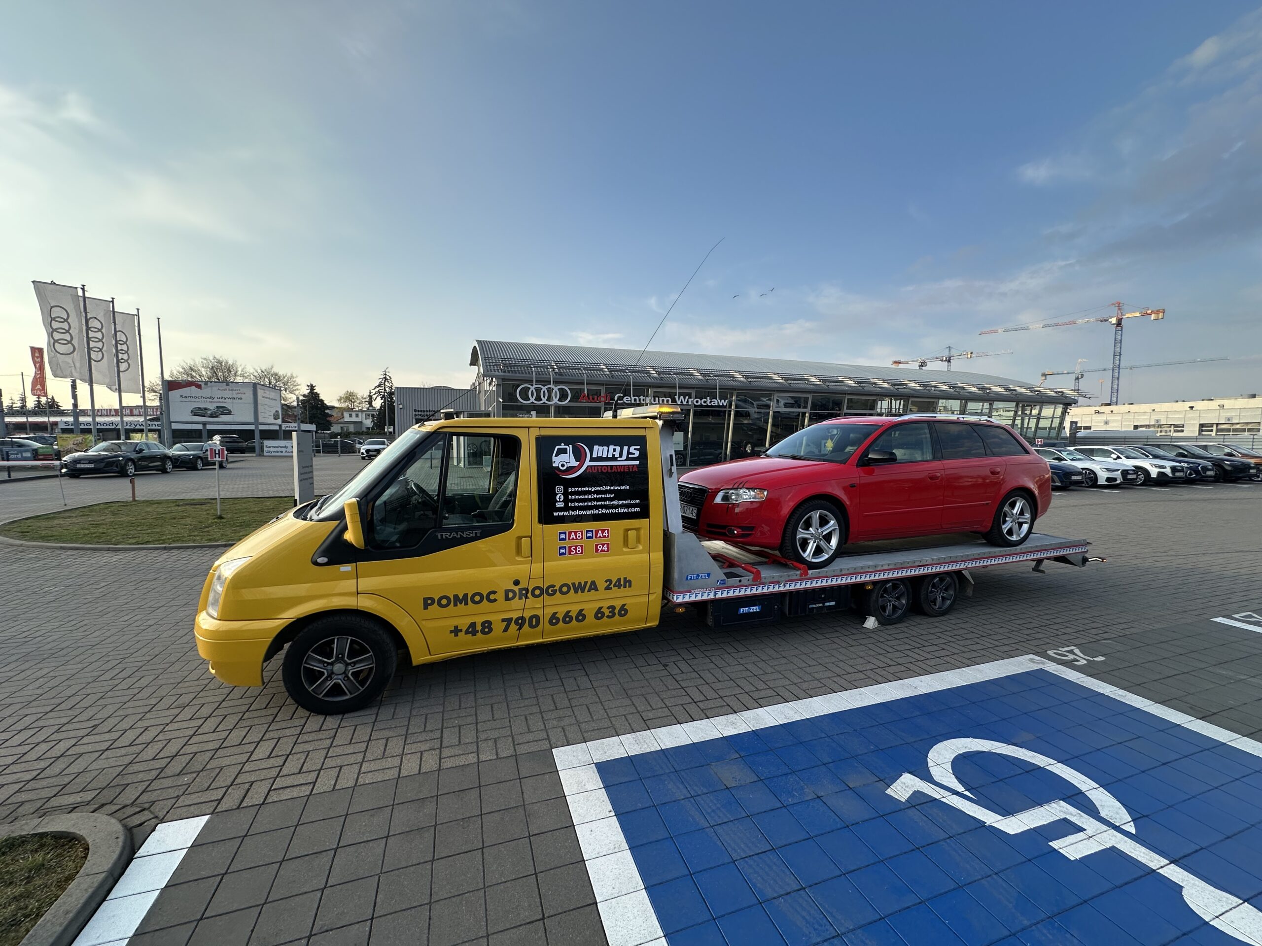 Samochód holowany przez Majs Autolaweta przy Audi Centrum Wrocław