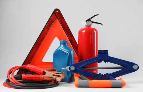 Awaryjne wyposażenie samochodu: trójkąt, gaśnica, lewarek, kamizelka, klemy