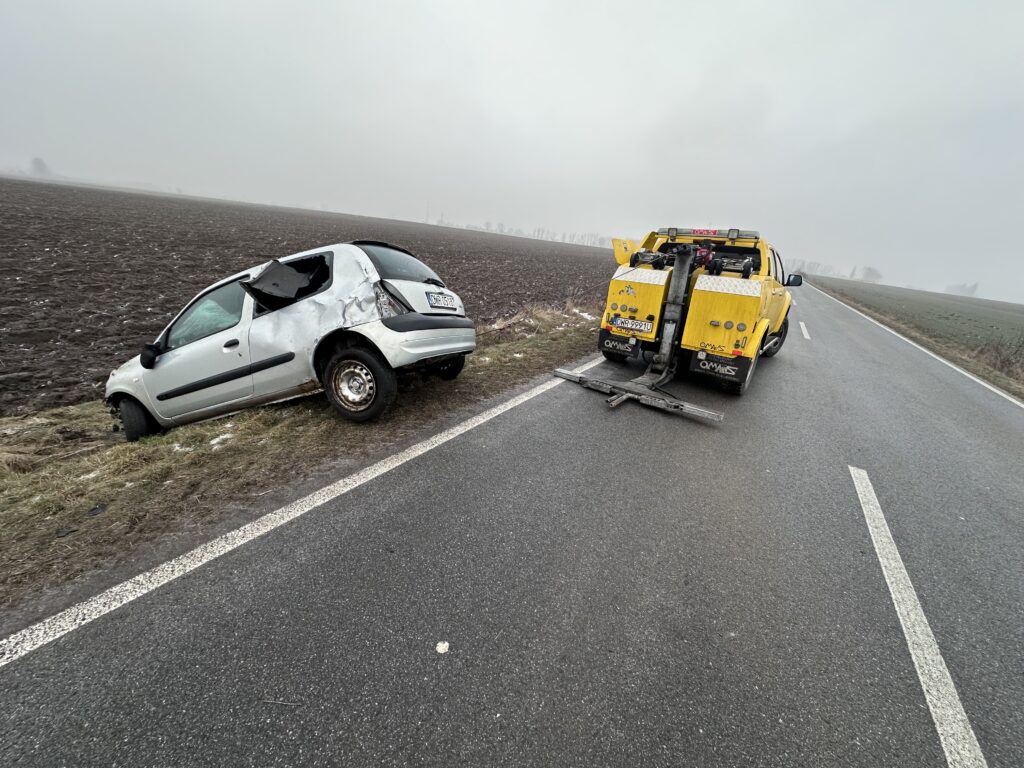 wypadek renault clio w mgle i śliskiej nawierzchni