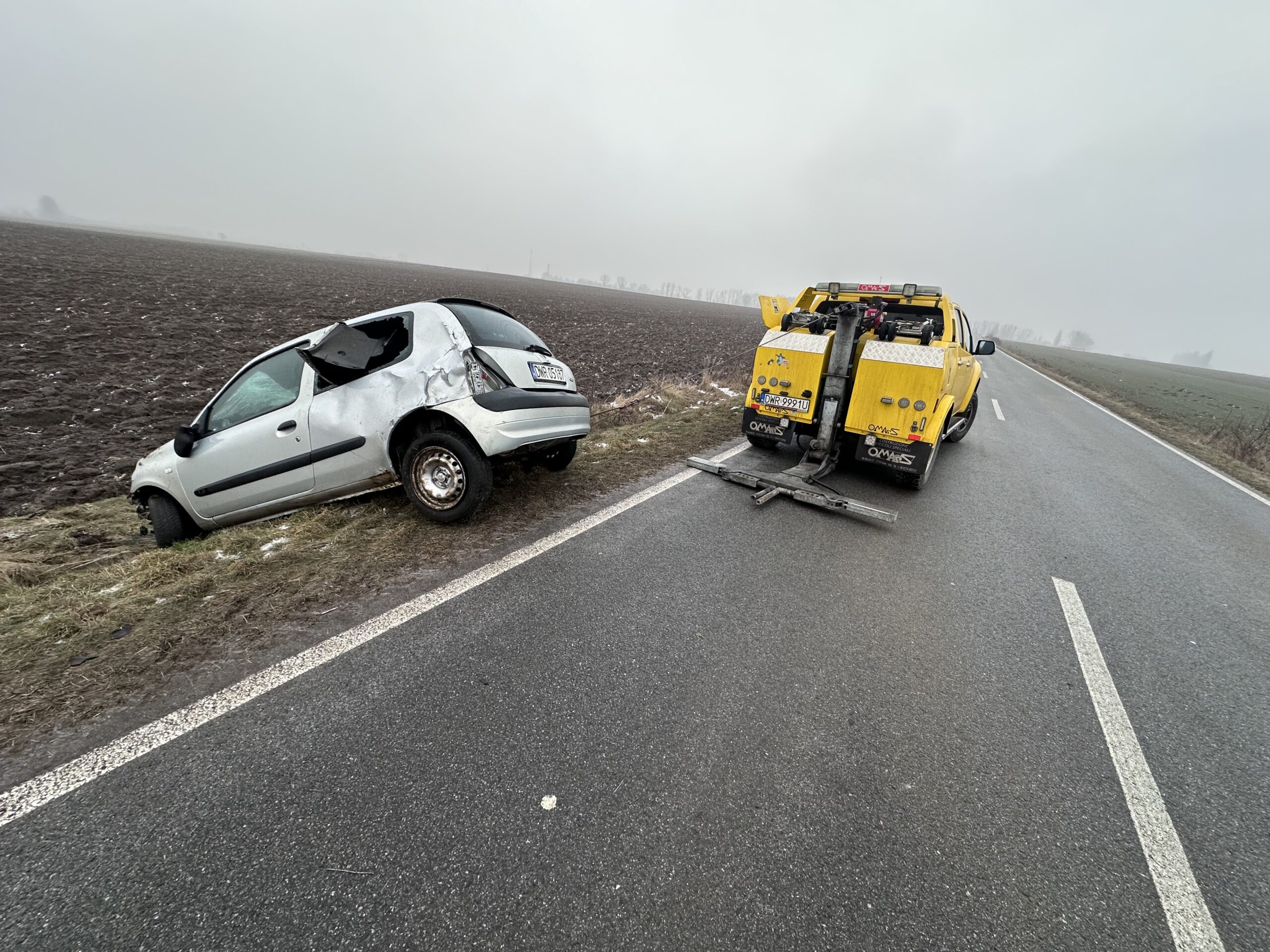 wypadek renault clio w mgle i śliskiej nawierzchni